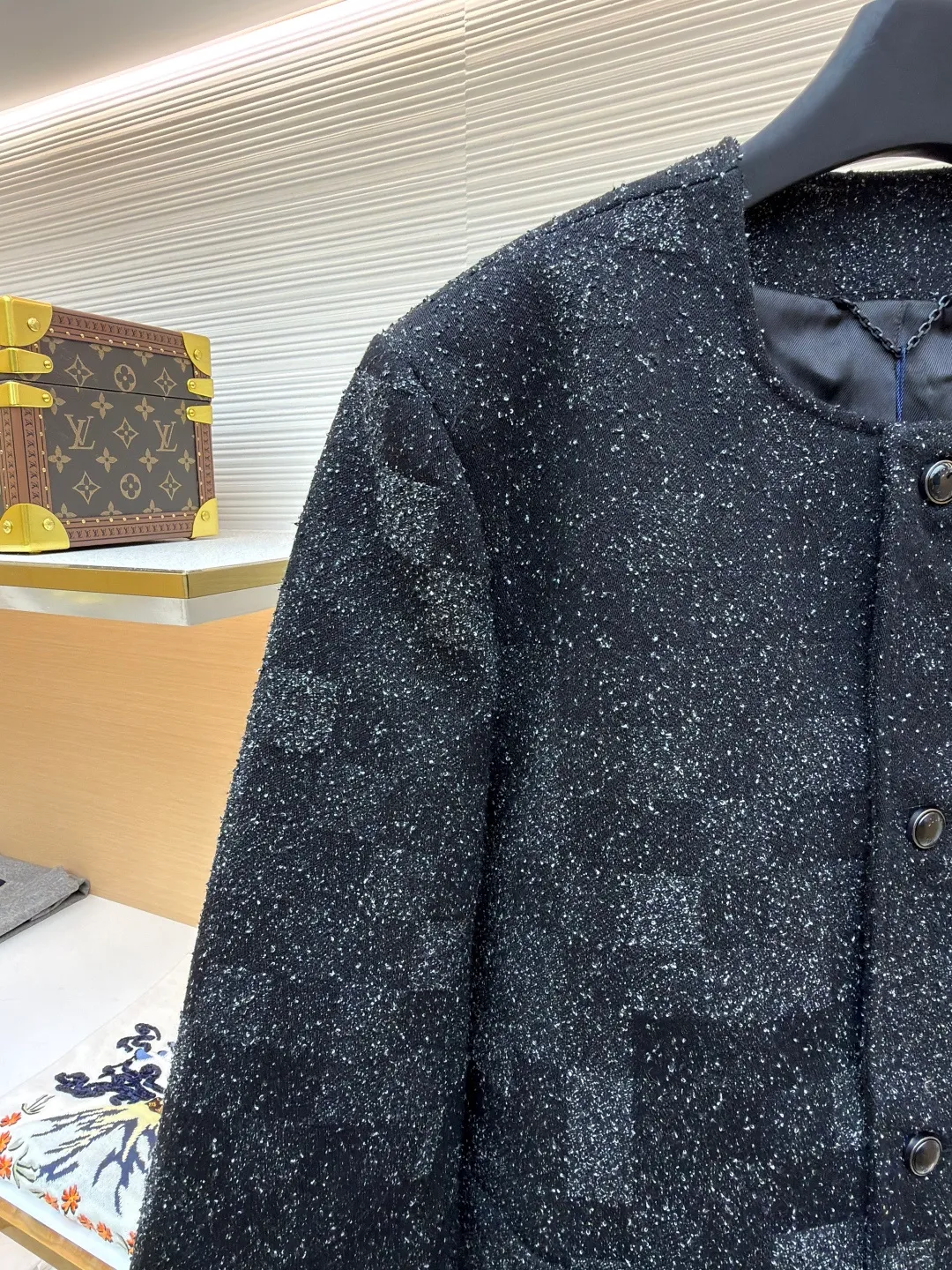 LOUIS VUITTON terry gauze plaid jacket ●Original version: 29100 purchase and development ●Item number: 1681405-D25 ●Fabric: denim fabric ●Technology: embroidery production ●Color: black and gray ●Version: fitted version ●Weight: about 1320 grams ●Size: The collarless design with black buttons is simple and elegant. Many pockets on the body (chest pockets, hem pockets) adopt three-dimensional cutting technology, with crisp bag shapes and neat edges. The plaid pattern is in precise positioning, and every splicing is perfectly matched, reflecting the exquisite tailoring craftsmanship. The fabric has been specially treated to have both stiffness and comfort, giving it a strong three-dimensional feel when worn. From fabric selection to detail sewing, Louis Vuitton's strict requirements for craftsmanship are demonstrated. The classic plaid elements are integrated with modern men's clothing craftsmanship, which not only has brand recognition, but also ensures the quality and fashion sense of wearing. The overall wiring is straight and delicate, the fabric is comfortable and soft, and the color is consistent without color difference. It can be matched with the same style to create a fashionable look and control various occasions. Customized accessories, complete with three standards, same style for men and women!